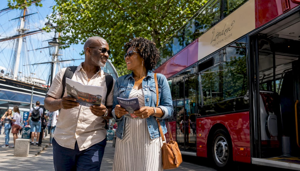 Bus stop with passengers and Piccadilly Circus
